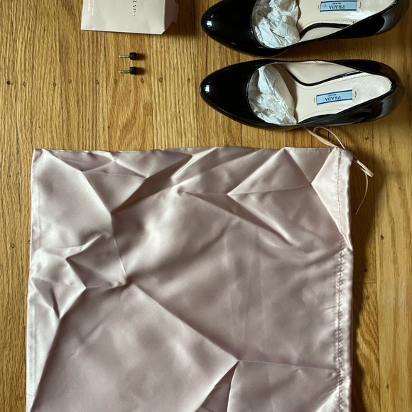 Beautiful Classic Prada Black Patent Leather Heels 4.5 in - Picture 8 of 10